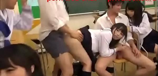  yaponskie shkolnicy polzuyuschiesya gruppovoi seks v klasse v seredine dnya (1)